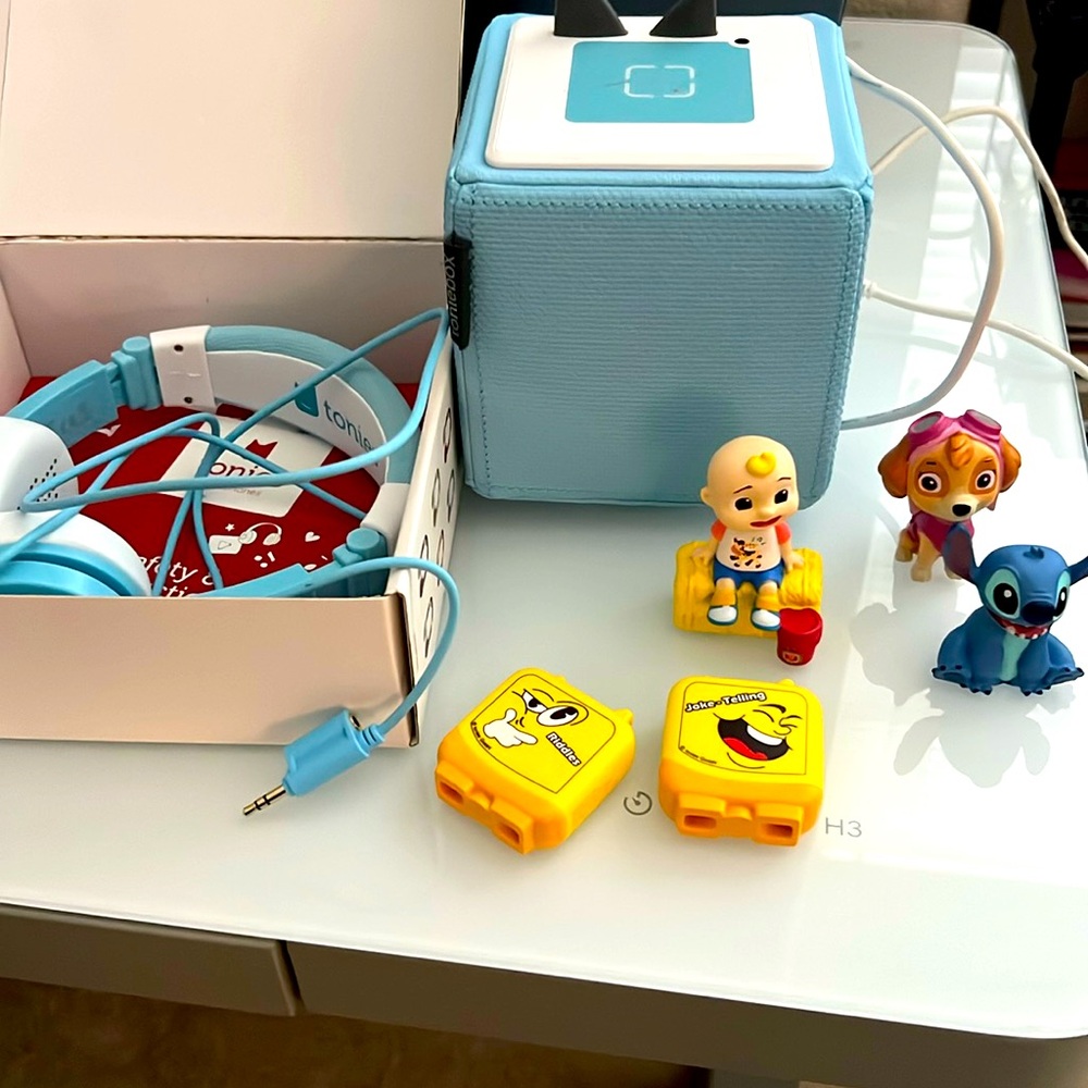 Tonies Box w/ headphones and characters